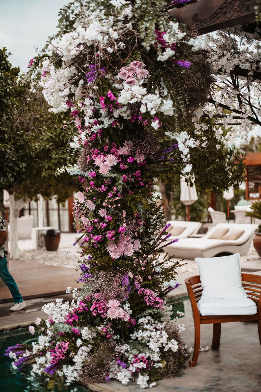 ceremony decor created in purple colours